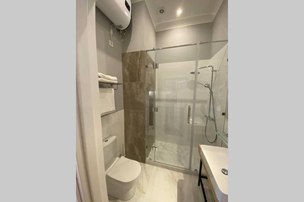 Appartamento Hidden Gem With Its Own Private Entry At Lypky Kiev Esterno foto