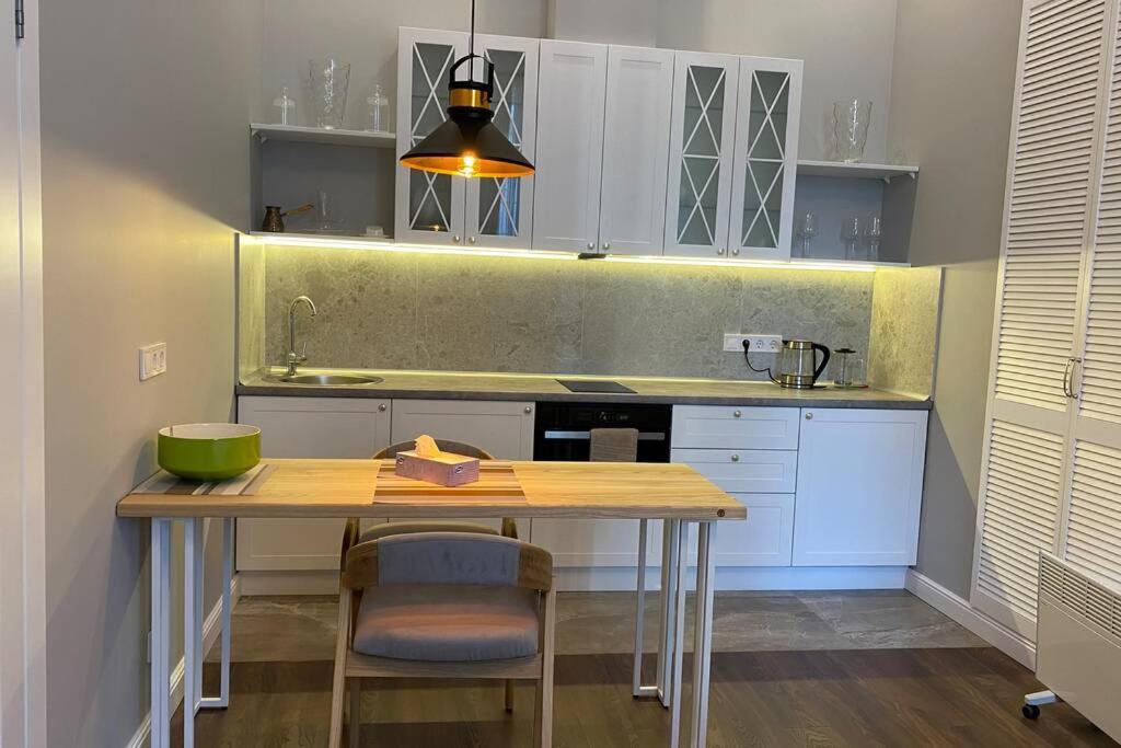 Appartamento Hidden Gem With Its Own Private Entry At Lypky Kiev Esterno foto